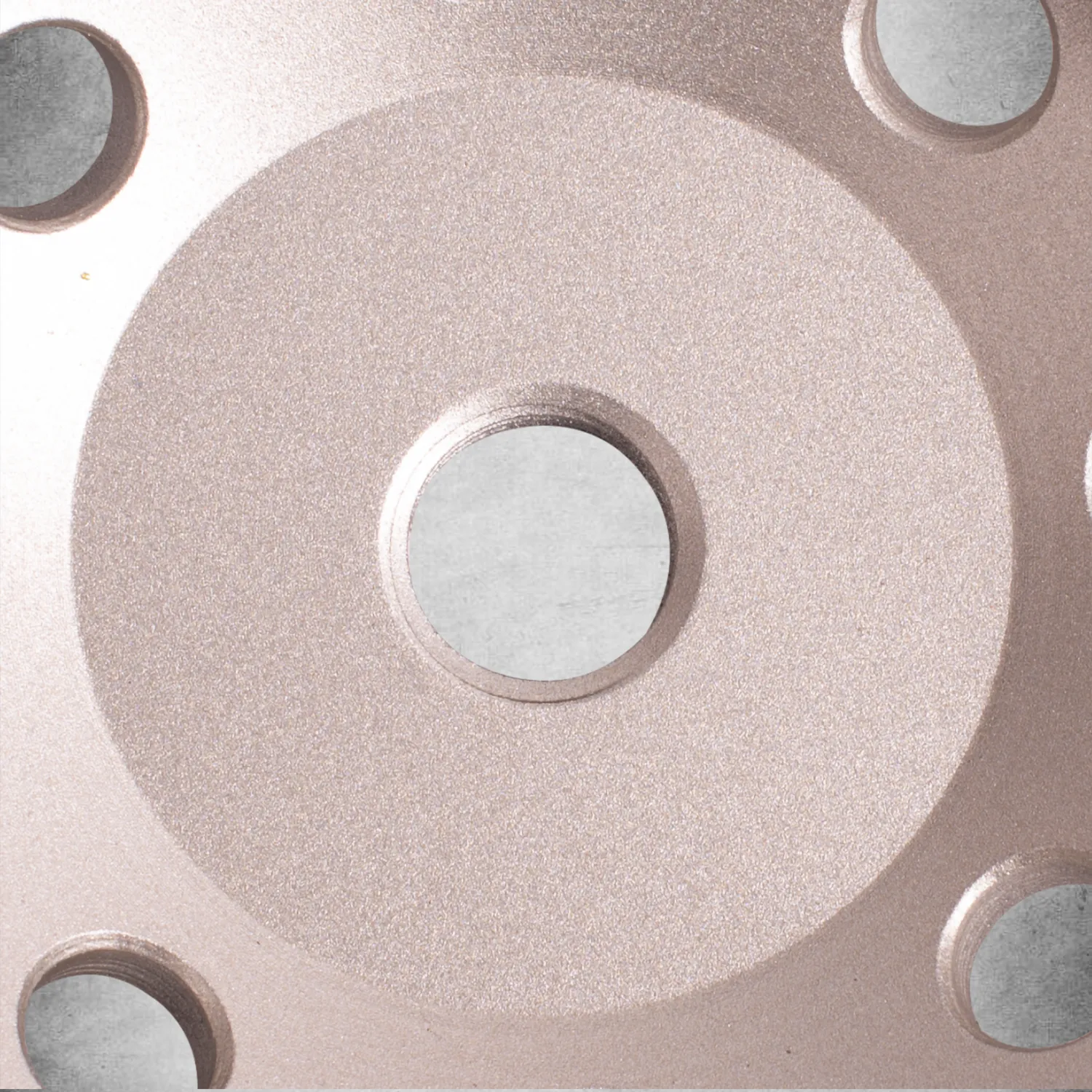 Diamond Vantage Arrow Segment Diamond Grinding Cup Wheel 5 Macro close-up of the 7/8-inch non-threaded arbor on an arrow segment diamond grinding wheel.